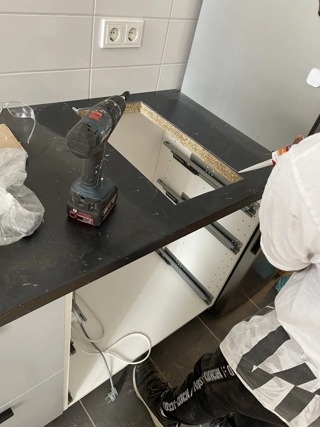Foto aus einem Einsatz: Arbeitsplatte wird vor Ort zugeschnitten