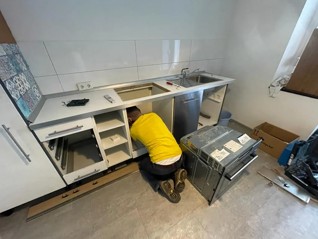 Foto aus einem Einsatz von Kaps und Jungs: Küchenzeile im Aufbau