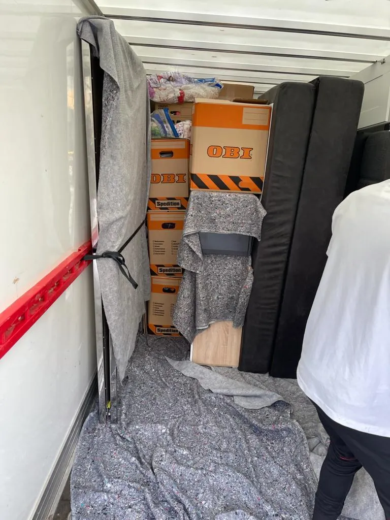 Foto aus einem Einsatz von Kaps und Jungs: Ladung mit Gurten gesichert