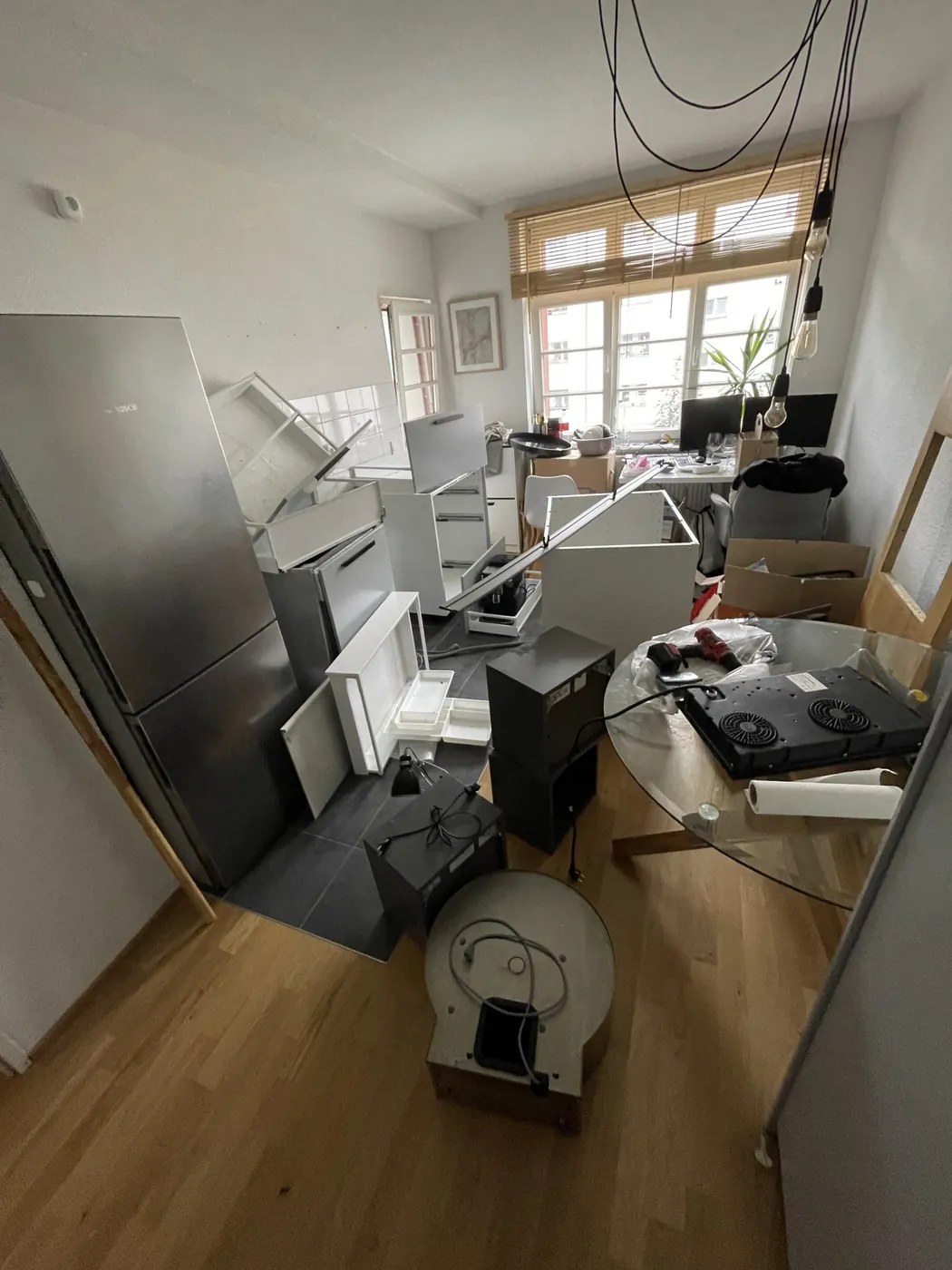 Foto aus einem Einsatz: Raum mit Möbeln und Geräten vor der Räumung