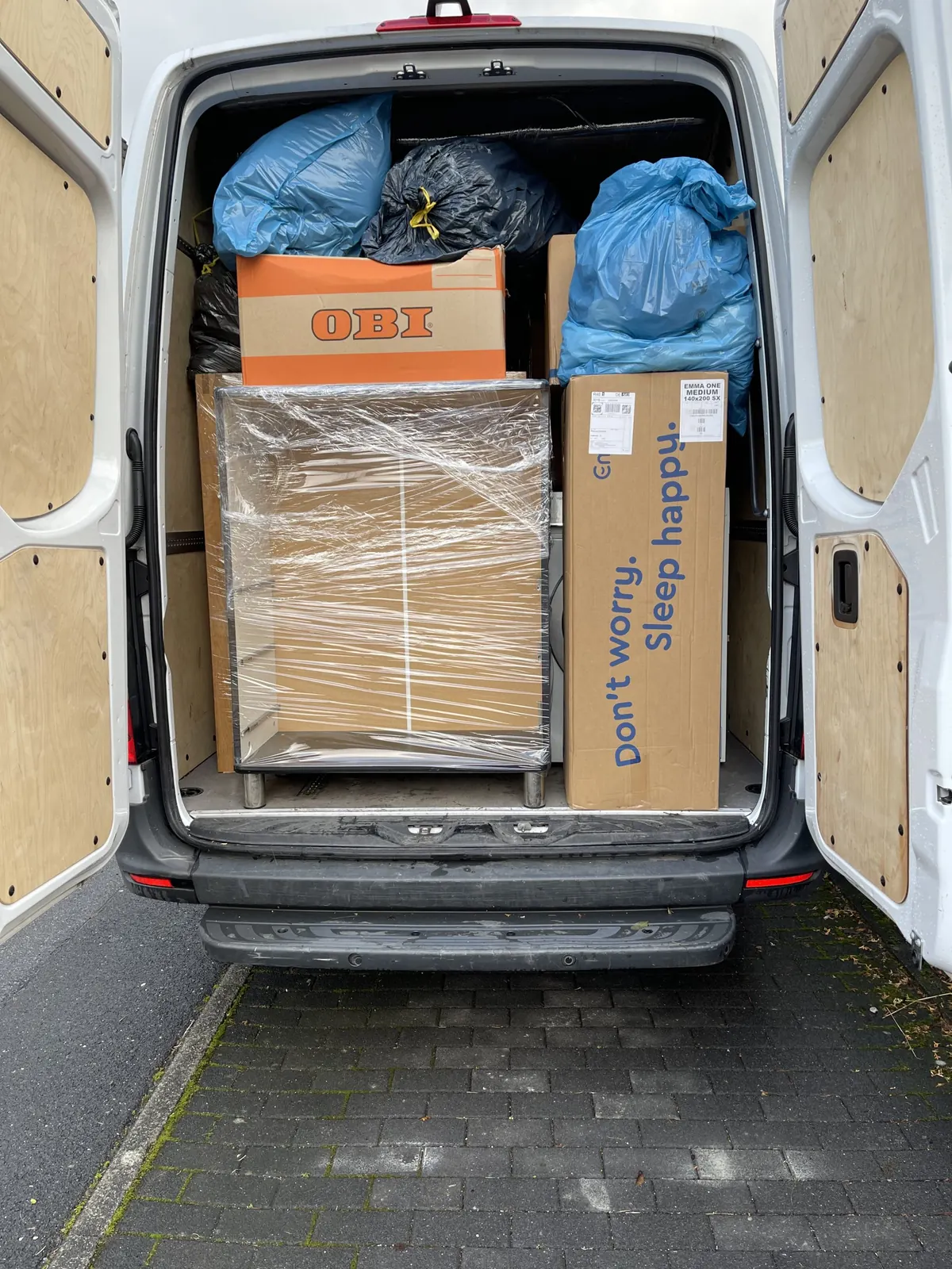 Transporter von Kaps und Jungs mit offenen Hecktüren, fertig beladen