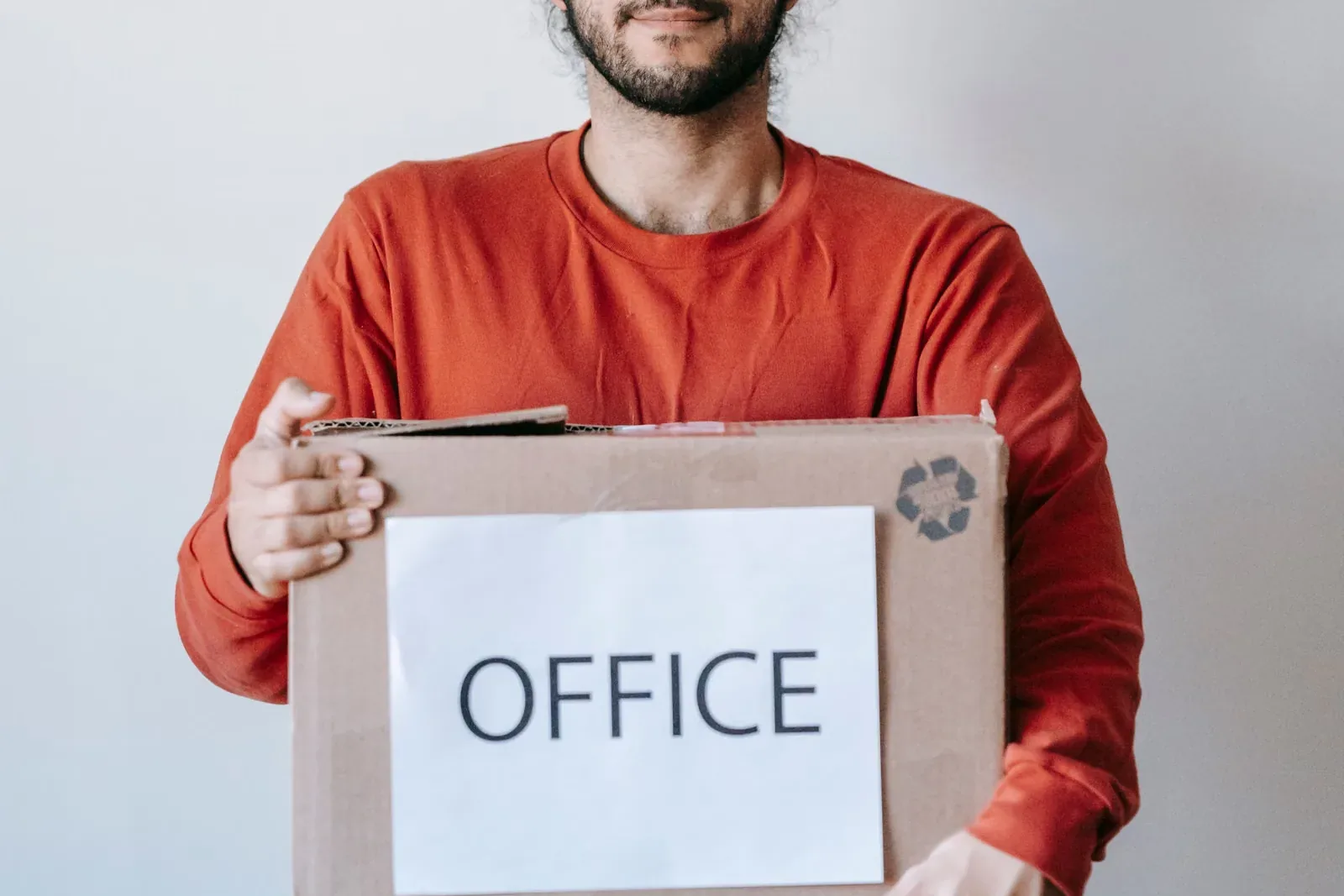 Karton mit der Aufschrift Office wird getragen
