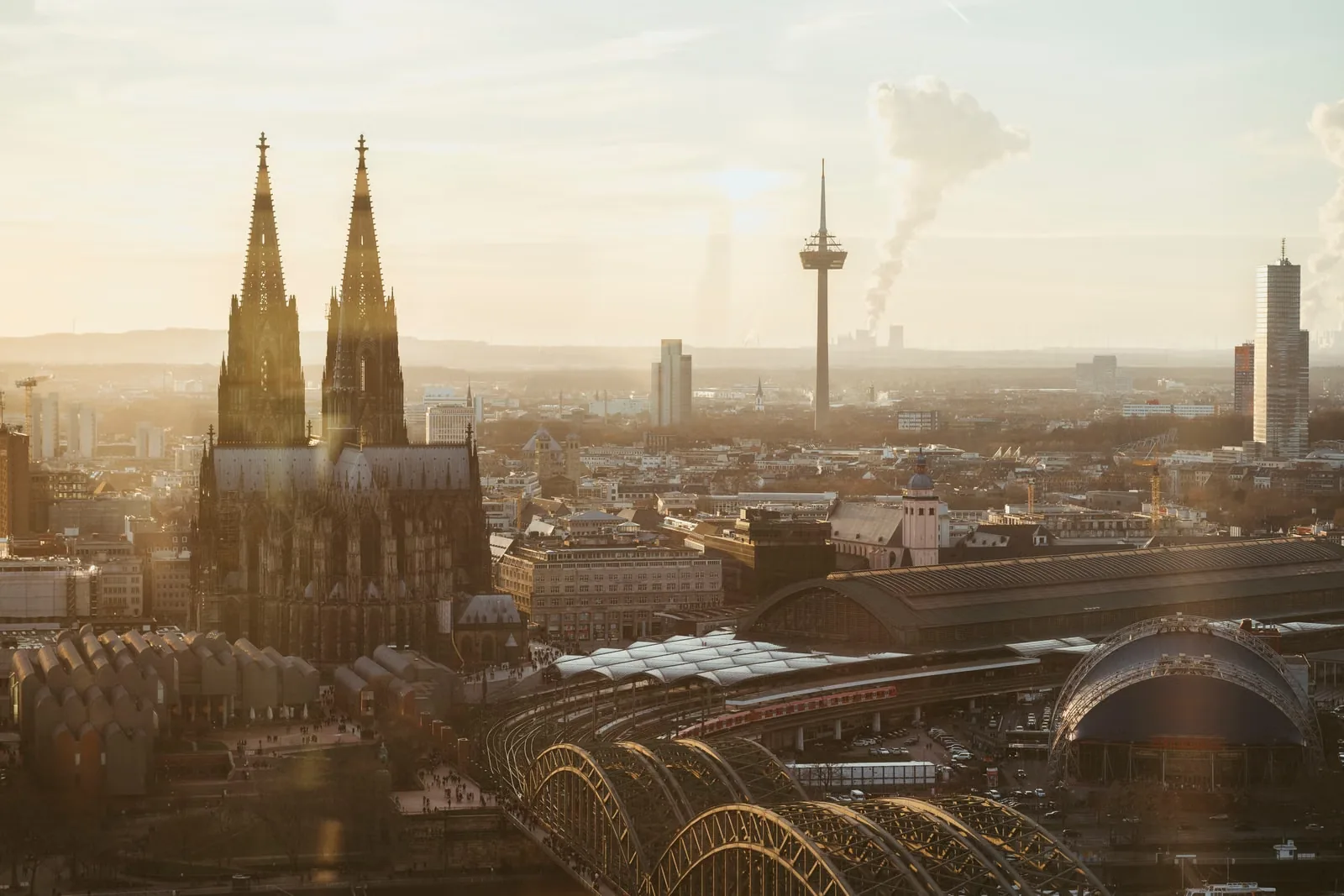 Kölner Dom und Altstadt im Abendlicht